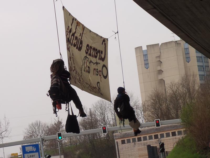 Klettermenschen von der Brücke