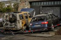 Auch dieser Range Rover und ein Audi wurden durch die Brandstiftungen zerstört