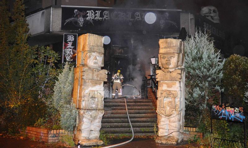 Die Feuerwehr löschte die Flammen am Eingang des Metal-Clubs in Prenzlauer Berg (Foto: spreepicture)