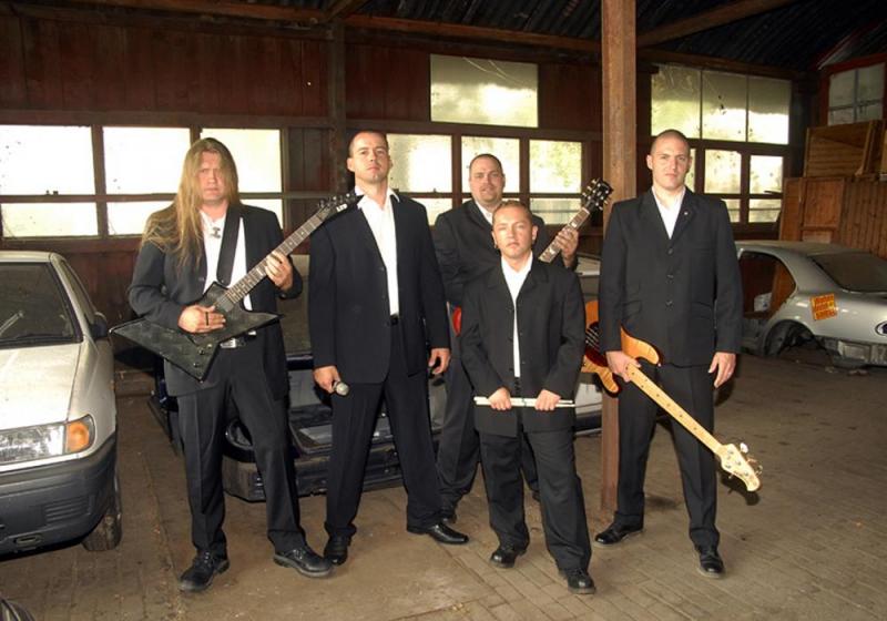 Die RechtsRock-Band »Noie Werte« im Jahr 2009 - 2. von links Steffen Hammer. 3. von links (hinten) Andreas Graupner.| Foto: de.indymedia.org
