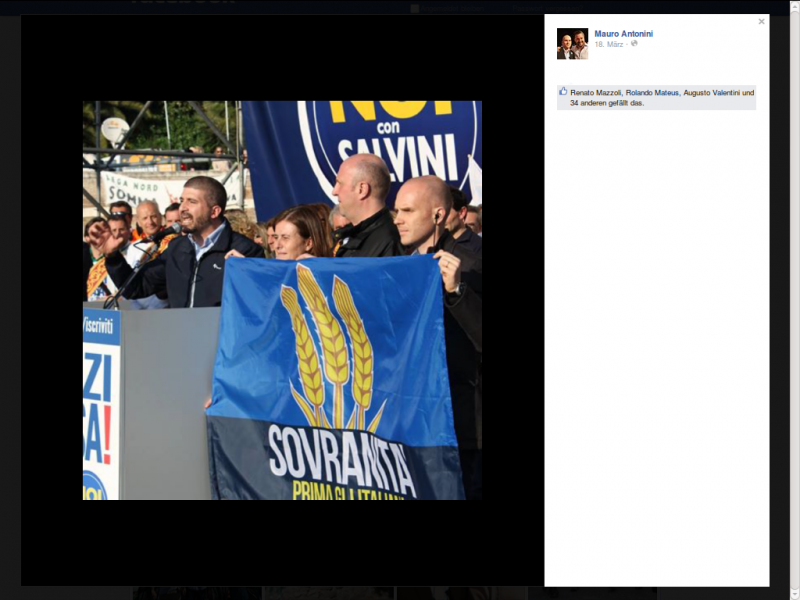 Mauro Antonini am 18. März 2015 auf der Rednertribüne anlässlich der Demonstration "Renzi a casa" auf der "Piazza del Popolo" in Roma, er hält das Banner von "Sovranita"