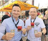 Die Zwillinge Jörg Mokry (links) und Ralf Mokry feierten in der Karli ihren 50. Geburtstag mit VIP-Tickets und vielen Gästen aus Polizei- und Securitykreisen.