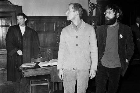 Otto Schily, Peter Urbach und Fritz Teufel am 20. Februar 1968 im Raum 101 des Amtsgericht Tiergarten (Berlin). 