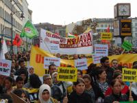 “Waffen für Rojava” – NAO/ARAB-Transparent auf einer Demonstration für Kobane in Berlin