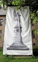 Verhülltes Denkmal vor der Universität Jena. Hier hatte die heute in Kritik geratene Bewegung ihren Ausgangspunkt.