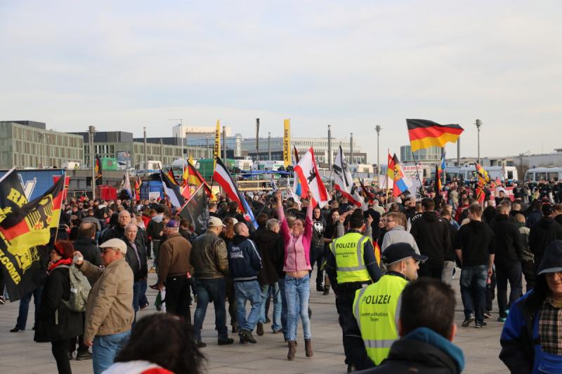 TeilnehmerInnen der Auftaktkundgebung auf dem Washingtonplatz © apabiz