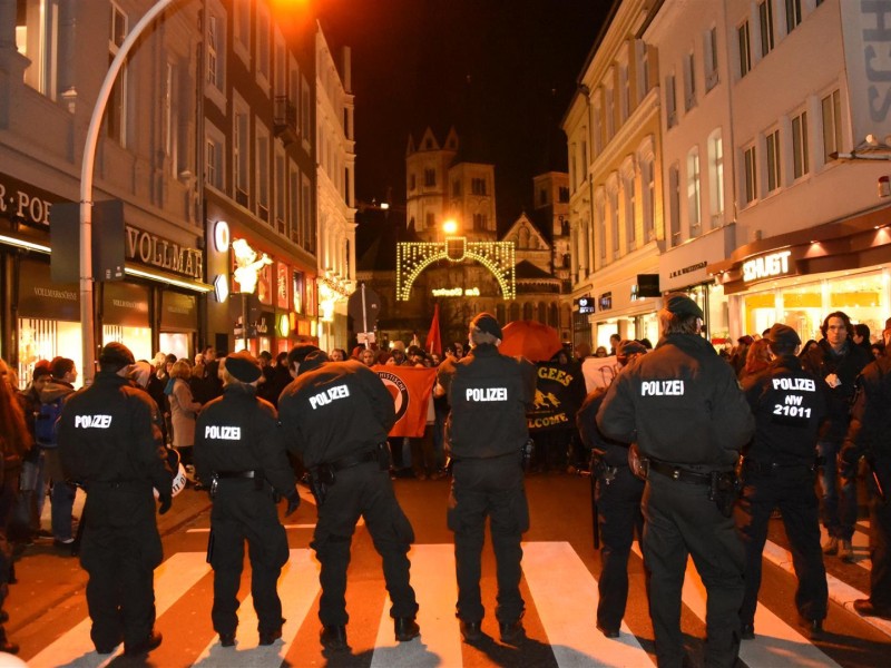 Am Turmhof Bogida-Demo-Blockade 15-12