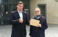 Jan Jaeschke und Helga Koch beim Abgeben der Bewerbunsgunterlagen zur BM-Wahl in Malsch