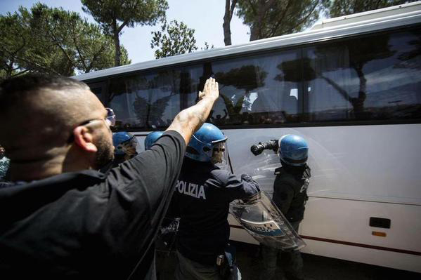 Der römische Gruß als Drohung für die Flüchtlinge, CasaPound Italia - 17.07.2015, La Storta/Roma