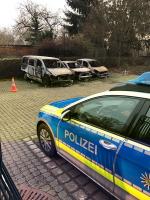 In der Nacht zum Mittwoch sind am Leutzscher Rathaus drei Fahrzeuge des Ordnungsamtes in Flammen aufgegangen.