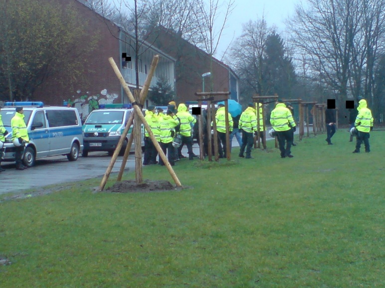 Polizei zieht 16 Jährigen Genossen aus der Abreisenden Menge #Essen