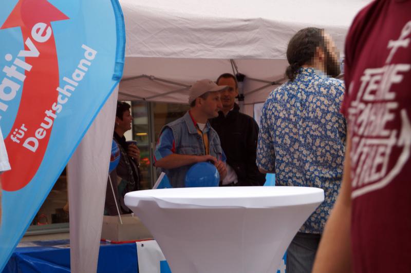 RechtspopulistInnen der "Alternative für Deutschland" (AfD) an ihrem Infostand.