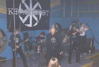 Byshoks Nazi-Metal-Band Temnozor' mit Bandbanner "Kolovorat" im Hintergrund