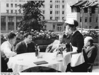Otto John (dritter von links) 1954 zusammen mit Wilhelm Girnus, dem Staatssekretär für Hoch- und Fachschulwesen, DDR-Chefarchitekt Hermann Henselmann und Staatsrat Erich Correns, dem Präsidenten der Nationalen Front.