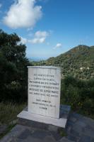 „Am 28. August 1944 wurde an diesem Ort von den Deutschen der Kampfgefährte Nikolaos Iosef Ieronimakis gehängt. Ein Mann, würdig für Kreta“