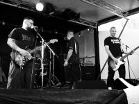 "Voice of Hate"-Auftritt in Brandenburg 2016. Bassist "Henschel" (1.v.r) zeigt ein "Butal Combat"-Shirt