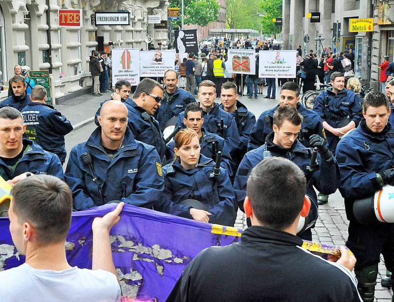 Die Freiburger Polizei zwischen Demonstranten und Gegendemonstranten im April 2014