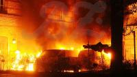 Meterhohe Flammen in Mitte: Die Autos auf dem Firmengelände brannten vollständig aus