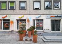 Unbekannte beschmierten das Servicecenter von jenawohnen in der Saalstraße mit bunter Farbe.