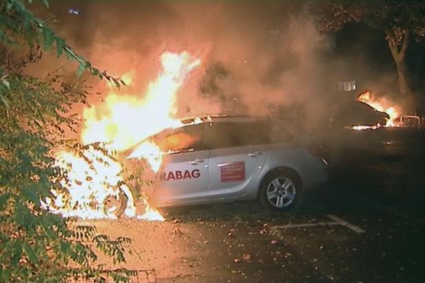 26.10. Strabag AG In der Nacht zum vergangenen Mittwoch gingen an der Schlüterstraße (Rotherbaum) zwei Firmenwagen der Strabag AG in Flammen auf. Der Multi ist unter anderem an dem Bau der Elbphilharmonie beteiligt.