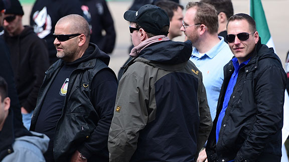 Bremer GSD-Nazis beim Aufmarsch in Erfurt (Mai 2015), von links nach rechts: unbekannt, Alexander Greinke (Rücken zur Kamera), Andreas Ritzmann (hellblaues Hemd), Mirco Unger (blaues Hemd)