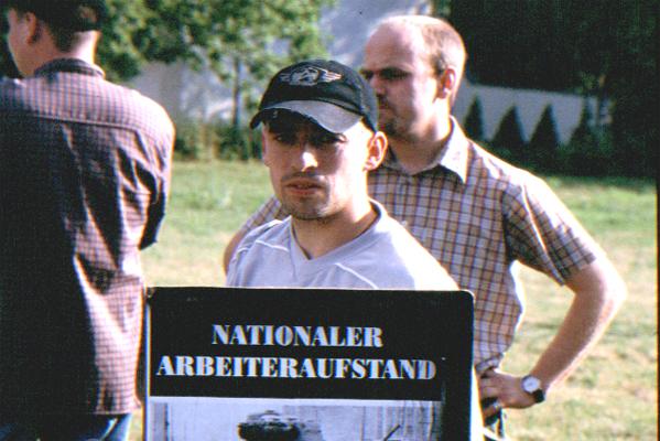 Der Hallenser Neonazi Sven Liebich (am Schild) bei einer Demonstration am 17. Juni 2002 in Bitterfeld.