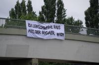 »bullenschweine raus aus der rigaer #r94« solitranspi über der a100 in berlin