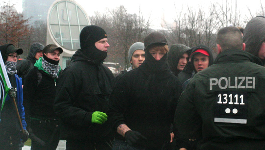 Vermummt und gewaltätig: Stefan Liedtke (links mit Palituch) griff aus dem rechten Mob heraus einen Fotografen an
