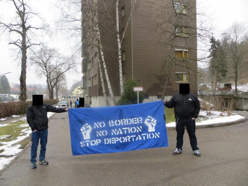 Vor dem Flüchtlingsheim in der Walter-Wolf-Straße