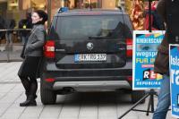 Nicole Marcinczyk am Fahrzeug von Ralf Goertz - Republikaner Kundgebung 04.02.17 in Bochum