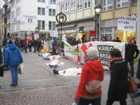 Kundgebung mit Die-In am Bertholdsbrunnen