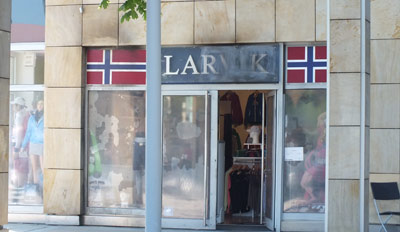 Larvik Dresden ist der be­kann­tes­te und da­durch der am häu­figs­ten at­ta­ckier­te Na­zi­laden in Dres­den.