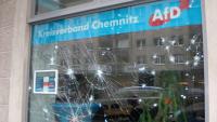 Bislang unbekannte Täter haben kleine Granit-Pflastersteine gegen Scheiben des AfD-Büros an der Theaterstraße geworfen. 