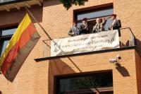 Weißbier und Gelächter: Aus sicherer Entfernung machen sich Burschenschafter auf dem Balkon des Hauses der Hamburger Germania über Gegendemonstranten lustig.