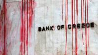 Farbbeutel treffen die Fassade der griechischen Nationalbank. (Foto: REUTERS)