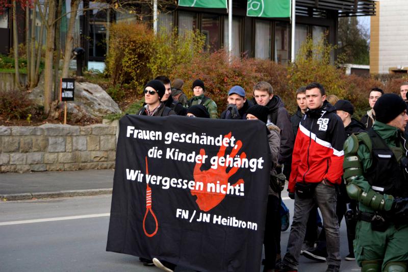 Wunsiedel 16.November 2013, vorne rechts hinter Transparent:Isabel Zentarra