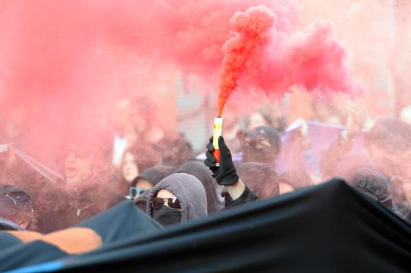 Bunt bzw. Schwarz-Rot über MyFest