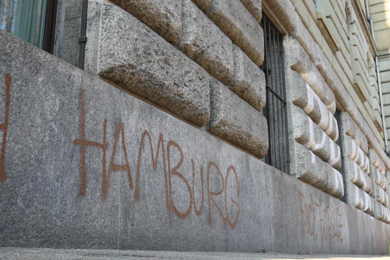  Wie die Polizei mitteilte, haben sich die Unholde nach der Attacke umgehend wieder auf die Schützenmatte und den Vorplatz der Reitschule zurückgezogen. 