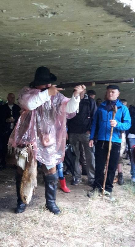 Ralph Görner während der Wanderung unter der Brücke mit Gewehr