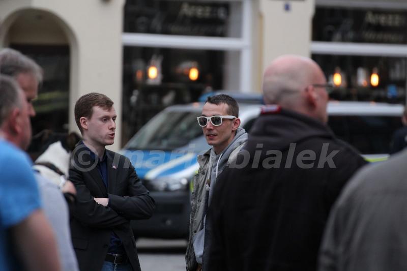 Jan Schmidt (AfD, MdL) mit Versammlungsleiter Oliver Stallmann am 03.04.2016 bei „Grablichtaktion“ der „IB Harz“ in Wernigerode (Foto: Mario Bialek)