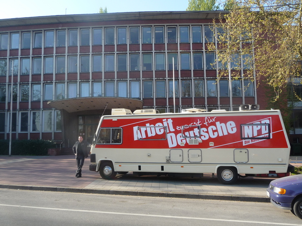 Claus Cremer mit "Flaggschiff" vor dem Wattenscheider Rathaus