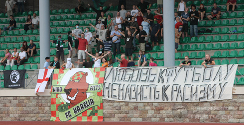 Vor dem Angriff: FC Karelien Fans im Stadion gegen Rassismus