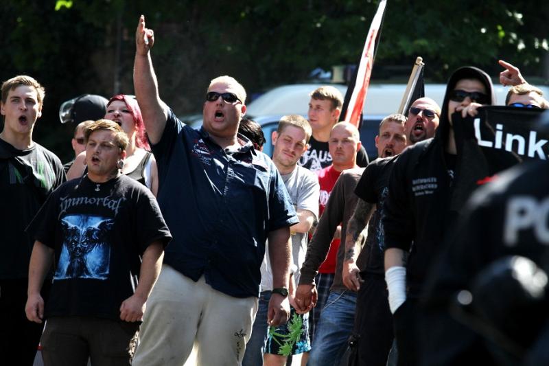 Kundgebungsteilnehmer_innen aus Goslar bei einer Demonstration von "Die Rechte" am 29.08.15