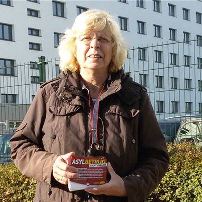 NPD-Funktionärin Manuela Tönhardt beim Verteilen rassistischer Flyer vor einem Flüchtlingsheim unweit des "Zapfhahn 88"