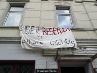 Soli-Banner aus einem leerstehenden Haus in Bonn-Beuel mit der Aufschrift: "Häuser besetzen ist toll und wichtig"