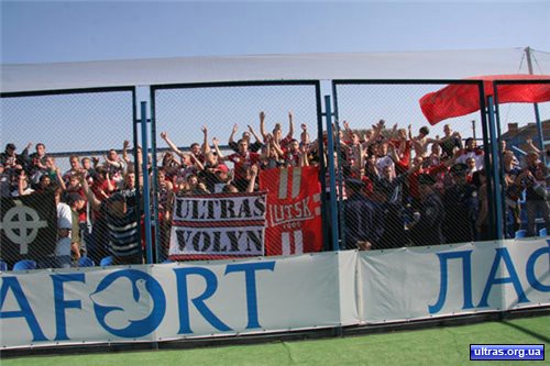 Volyn Fans beim Spiel gegen Lviv mit keltischem Kreuz. Quelle: ultras.org.ua