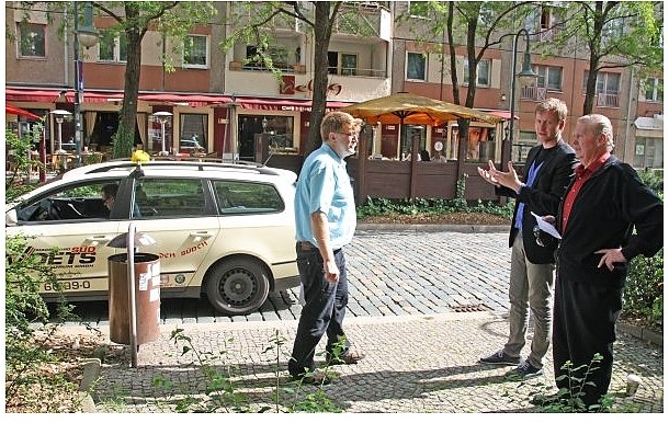 Die Grünen-Stadträte Jürgen Canehl und Sören Herbst diskutieren mit Wolfgang Bahls, Chef der Magdeburger Taxigenossenschaft, über die fehlenden Sitzbänke in der Liebigstraße. Die Stadt hatte sie nach Anwohnerbeschwerden abbauen lassen | Foto: Stefan Harte