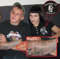 Patrick Heise (mit deutlich sichtbar tätowiertem Hakenkreuzmuster auf dem Arm), zusammen mit Naziskingirl Eugenia Onistschenko