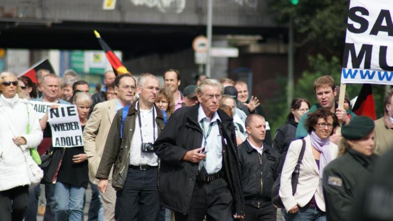 Rassist_innen von pro NRW demonstrieren gegen OB Adolf Sauerland