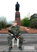 Wlad Wojzechowski als Kämpfer der Brigade Prisrak mit Maschinengewehr